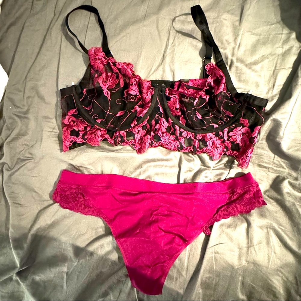 Torrid Size 2 lace bra and panty set pink fuschia black floral